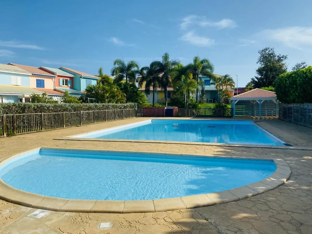 Maison mitoyenne , piscine,Citerne, jardin, parking, plage Le Gosier