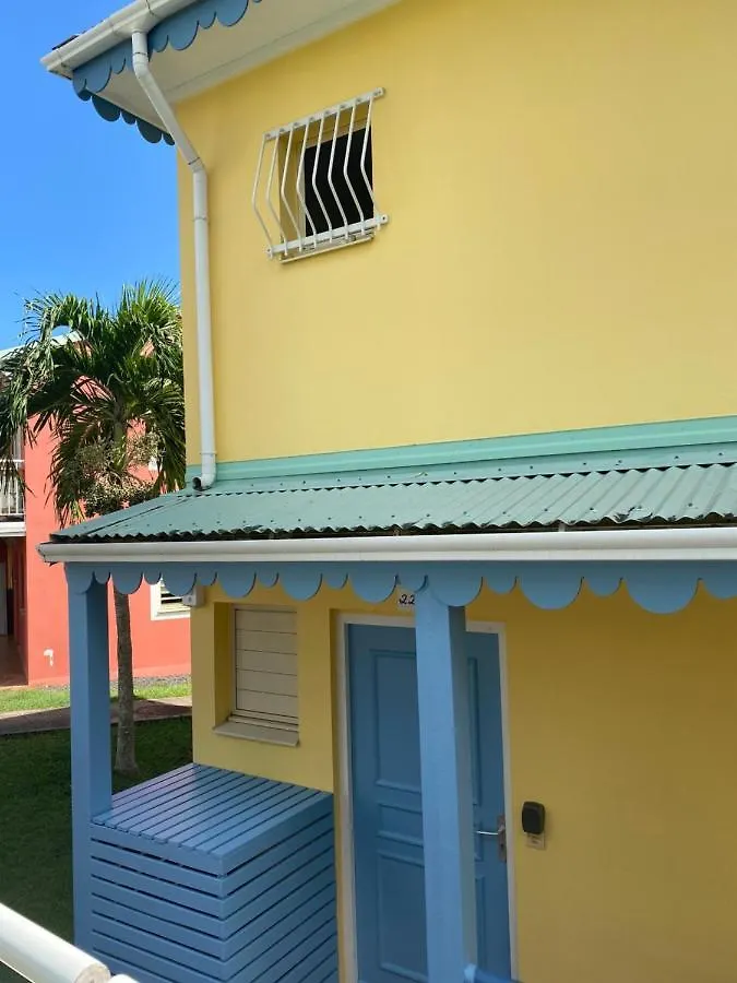Appartement Maison mitoyenne , piscine,Citerne, jardin, parking, plage Le Gosier