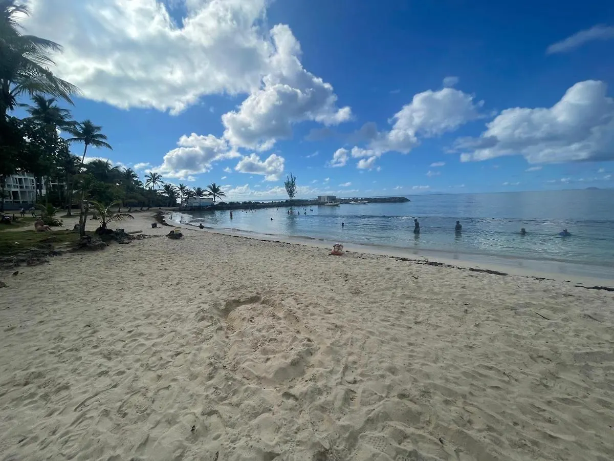 Maison mitoyenne , piscine,Citerne, jardin, parking, plage Le Gosier  Guadeloupe